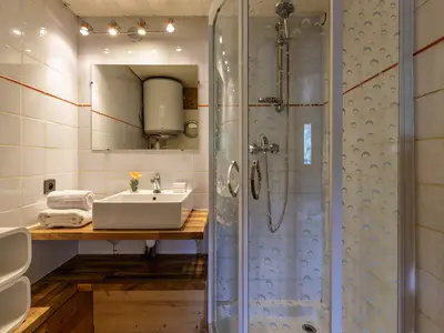 Badezimmer mit Dusche