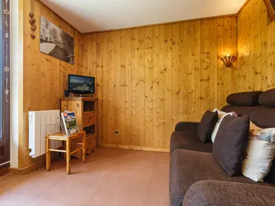 Stilvolle holzgetäfelte Wände im Wohnbereich