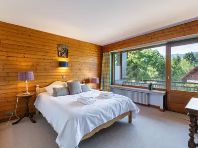 Hauptschlafzimmer mit Zugang zum Balkon