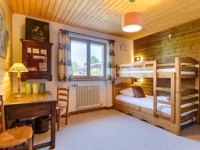 Kinder-Etagenbettzimmer mit ausziehbarem 3. Einzelbett