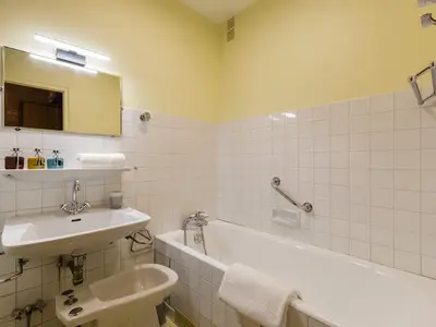 Helles zweites Badezimmer