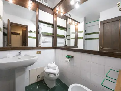 Badezimmer mit Dusche