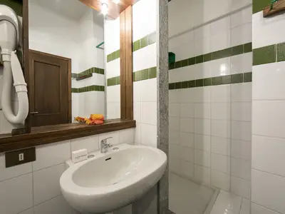 Badezimmer mit Dusche