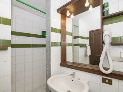 Badezimmer mit Dusche