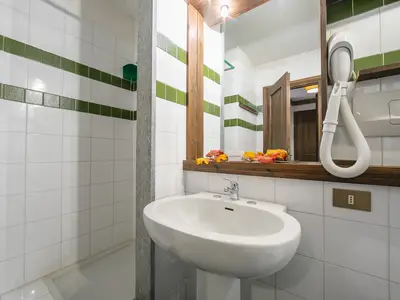 Badezimmer mit Dusche