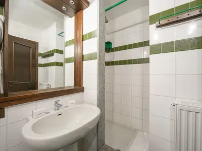 Badezimmer mit Dusche