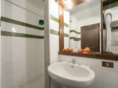 Badezimmer mit Dusche