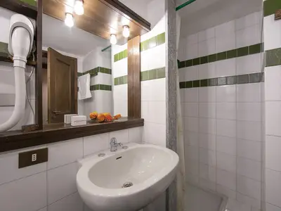 Badezimmer mit Dusche