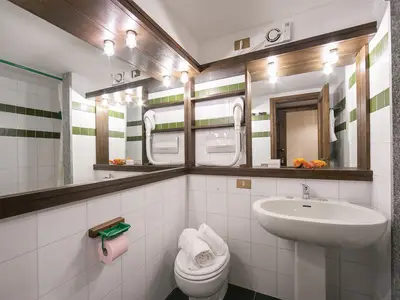 Badezimmer mit Dusche