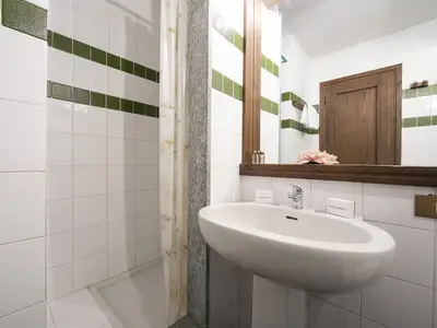 Badezimmer mit Dusche