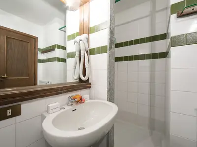 Badezimmer mit Dusche