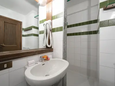 Badezimmer mit Dusche