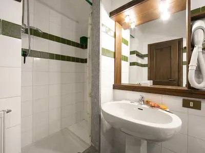 Badezimmer mit Dusche