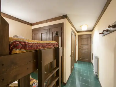 Etagenbett und Blick auf den Korridor