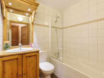 Badezimmer mit Badewanne