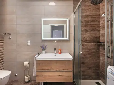 Badezimmer mit Dusche