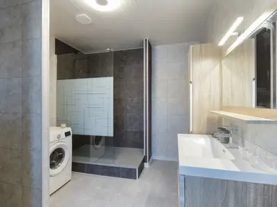 Badezimmer mit Dusche