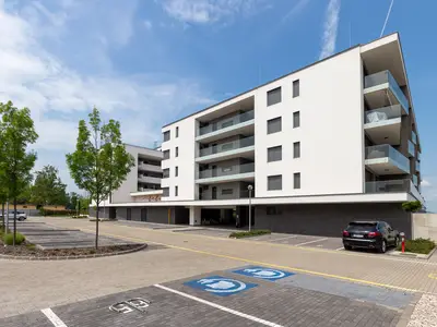 Parken und der Wohnkomplex