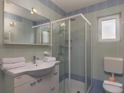 Badezimmer mit Dusche