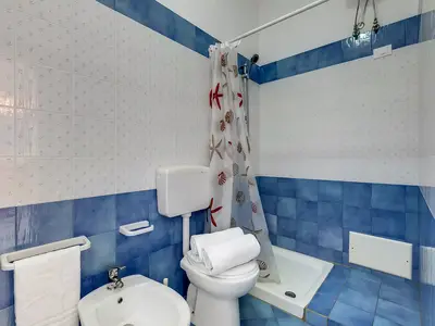 Badezimmer mit Dusche