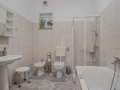 Badezimmer mit Badewanne