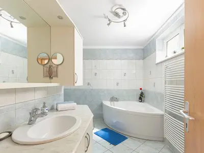 Badezimmer mit Badewanne