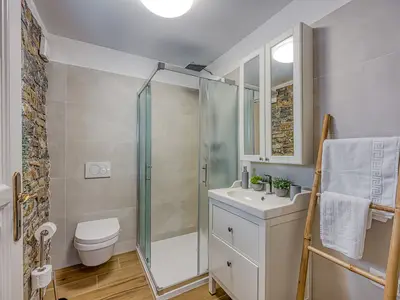 Badezimmer mit Dusche