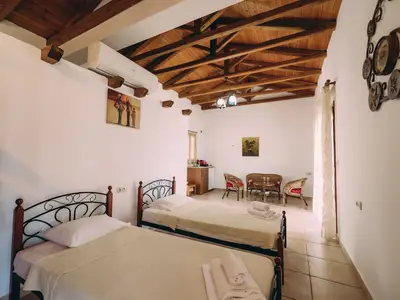 Schlafbereich mit zwei Einzelbetten