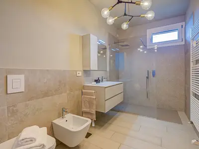 Badezimmer mit Dusche