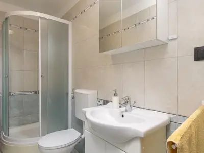 Badezimmer mit Dusche