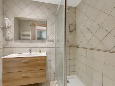 Badezimmer mit Dusche