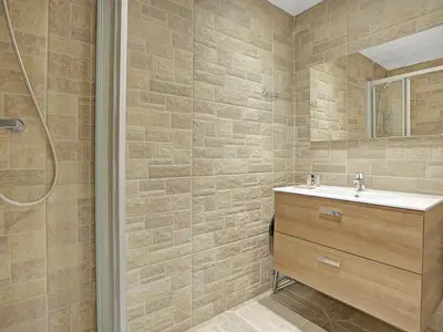 Badezimmer mit Dusche