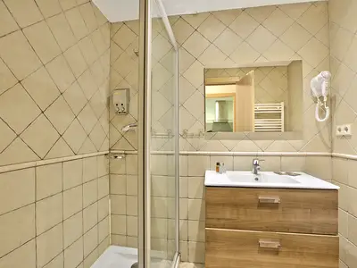 Badezimmer mit Dusche