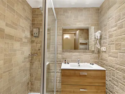 Badezimmer mit Dusche