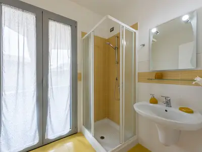 Badezimmer mit Dusche