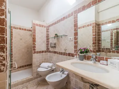 Badezimmer mit Dusche