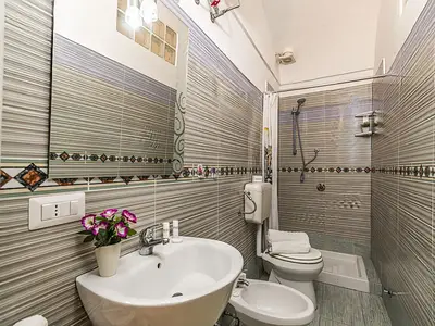 Badezimmer mit Dusche