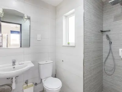 Badezimmer mit Dusche