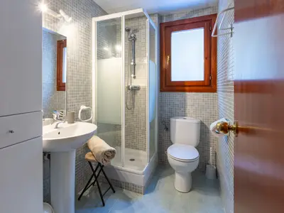 Badezimmer mit Dusche