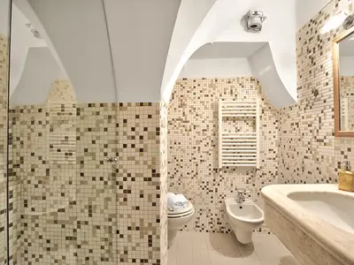 Badezimmer mit Dusche