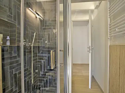 Badezimmer mit Dusche