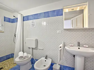 Badezimmer mit Dusche