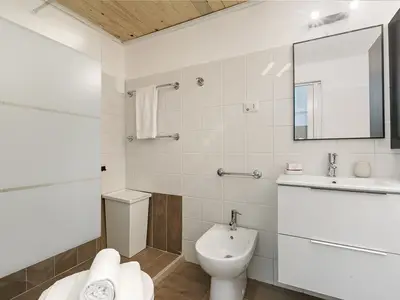 Badezimmer mit Dusche