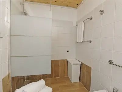 Badezimmer mit Dusche