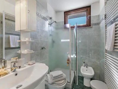 Badezimmer mit Dusche