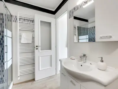 Badezimmer mit Dusche