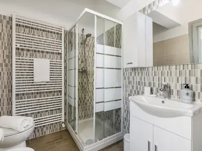 Badezimmer mit Dusche