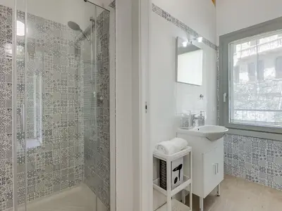 Badezimmer mit Dusche