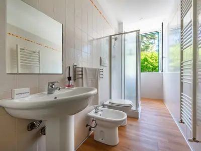 Badezimmer mit Dusche