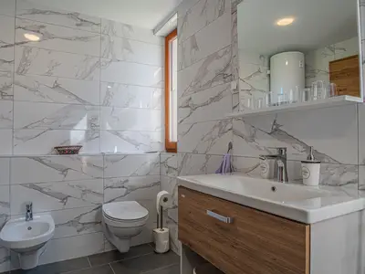 Badezimmer mit Dusche